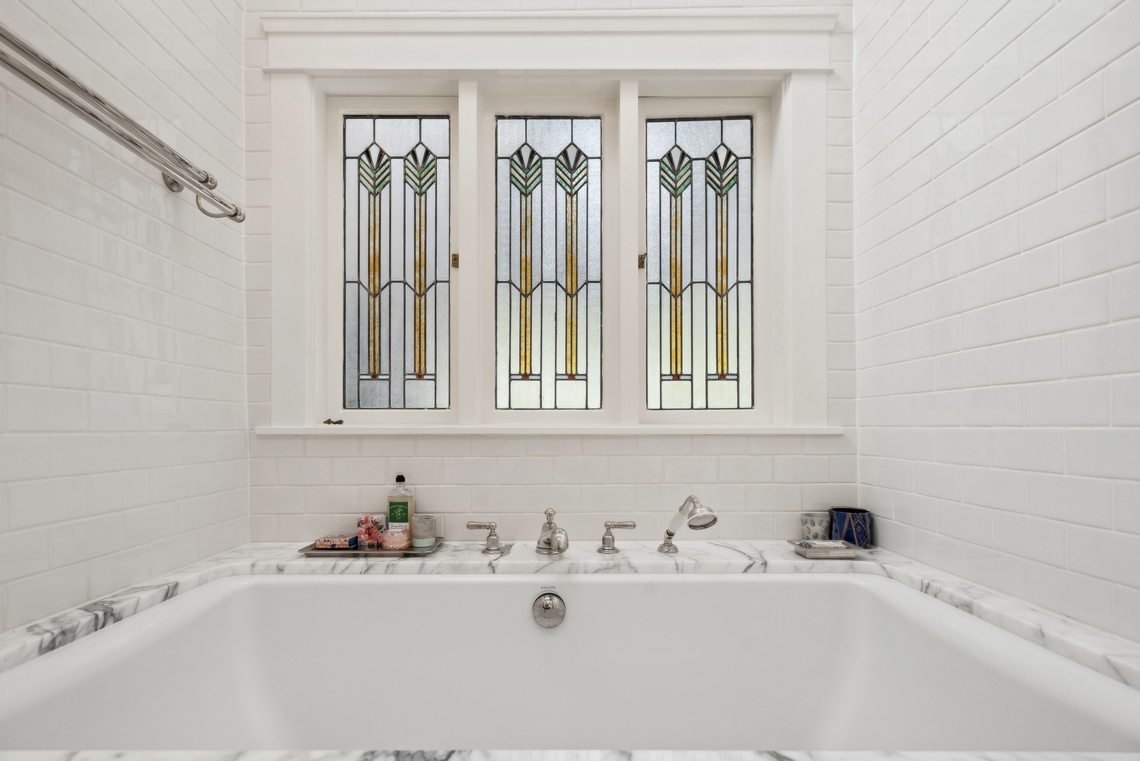 2511 North Burling Street Chicago, IL 60614 - Photo 22 of 37 a bathroom with a bathtub