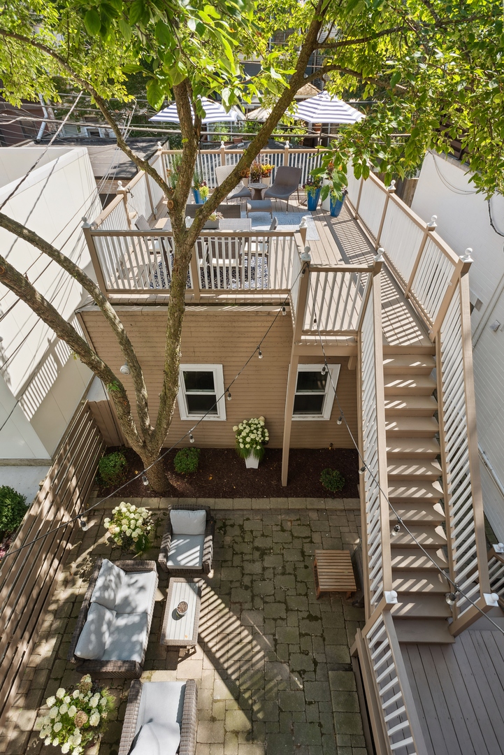 2511 North Burling Street Chicago, IL 60614 - Photo 32 of 37 a front view of a house with garden