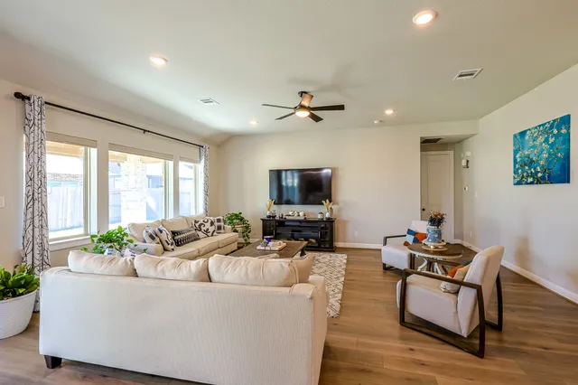 $598,000 | 10337 Bayou Oaks Drive, Conroe, TX 77385