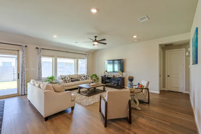 $598,000 | 10337 Bayou Oaks Drive, Conroe, TX 77385