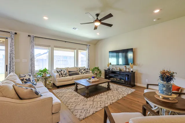 $598,000 | 10337 Bayou Oaks Drive, Conroe, TX 77385