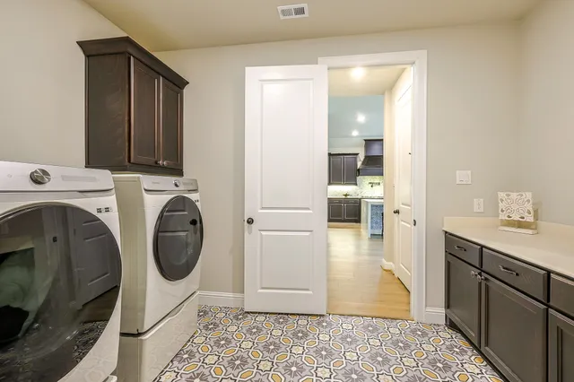 $598,000 | 10337 Bayou Oaks Drive, Conroe, TX 77385