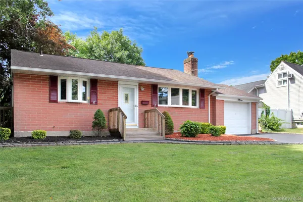 $639,000 | 6 Lancaster Place, South Huntington, NY 11746
