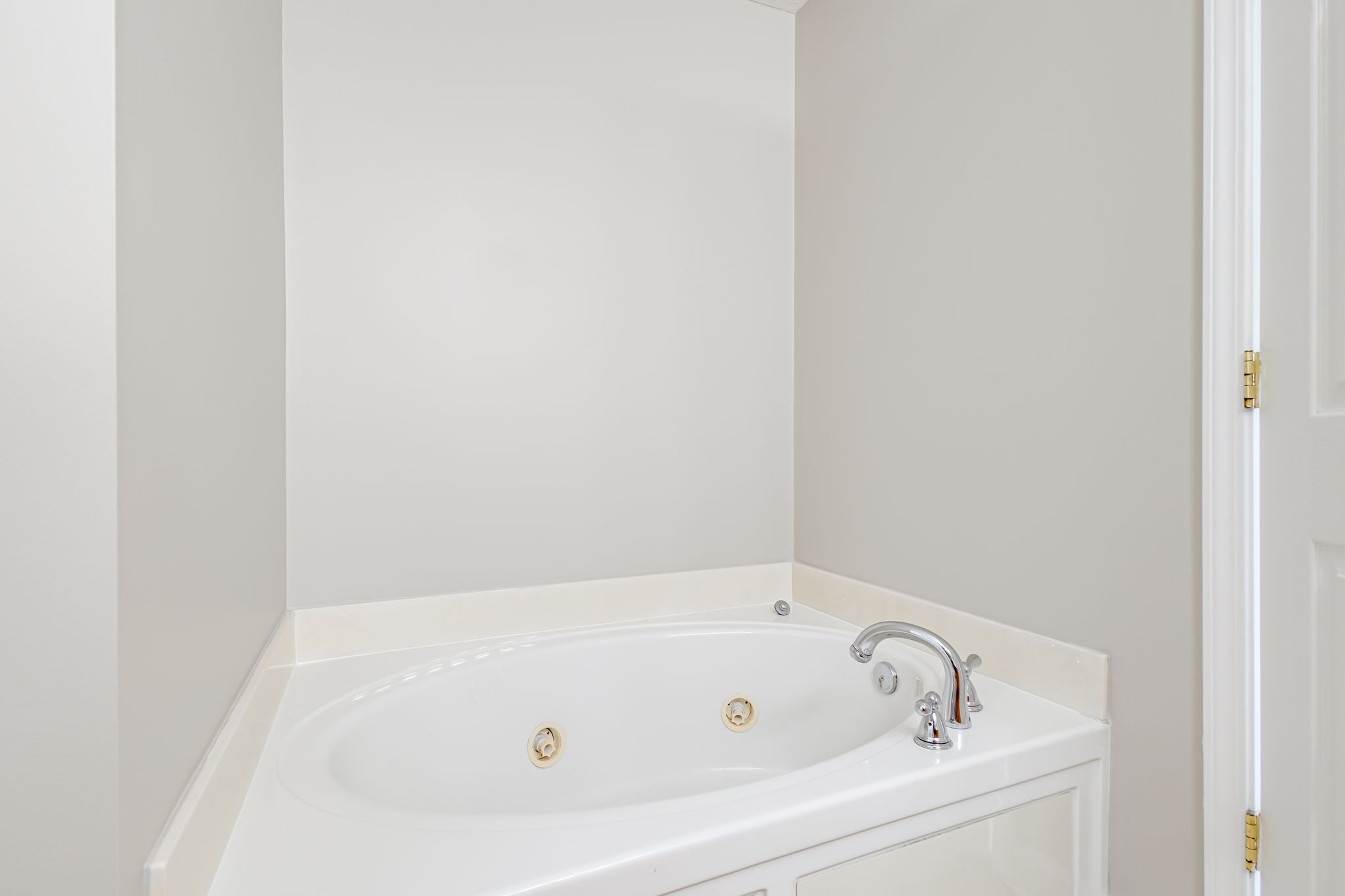 523 County Farm Road Murfreesboro, TN 37127 - Photo 28 of 44 Garden whirlpool tub in primary bath.