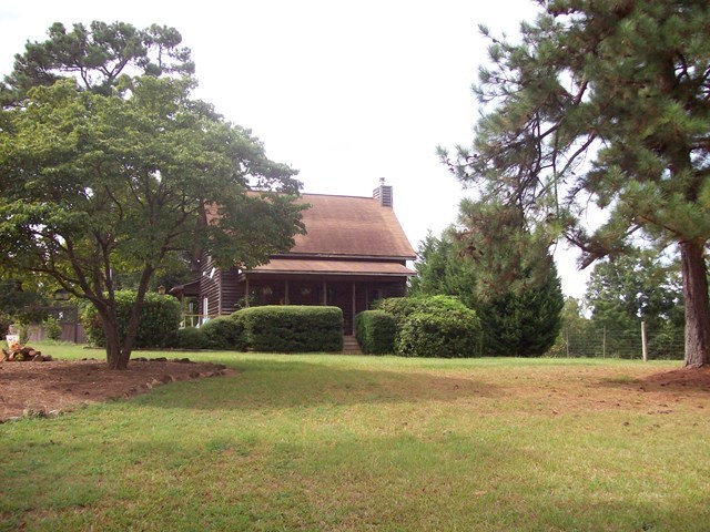 a view of a yard in front of a house