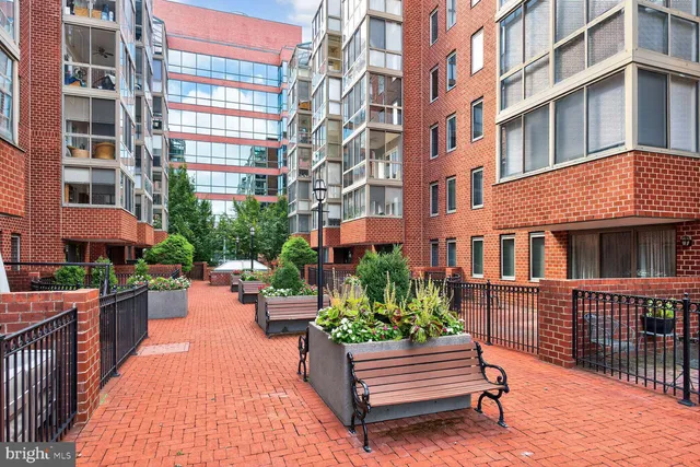 $2,000 | 1050 North Taylor Street, Unit 1313, Arlington, VA 22203