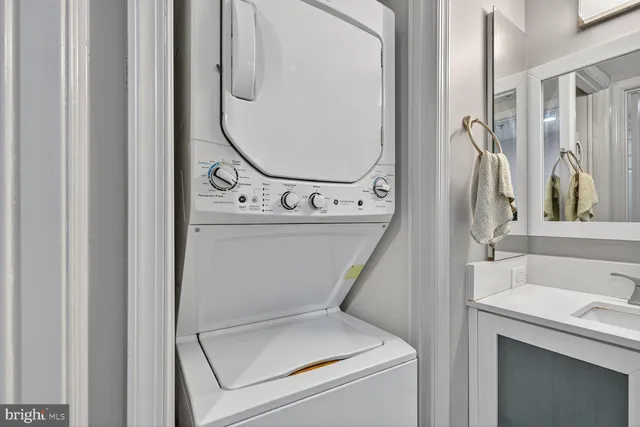 $2,000 | 1050 North Taylor Street, Unit 1313, Arlington, VA 22203