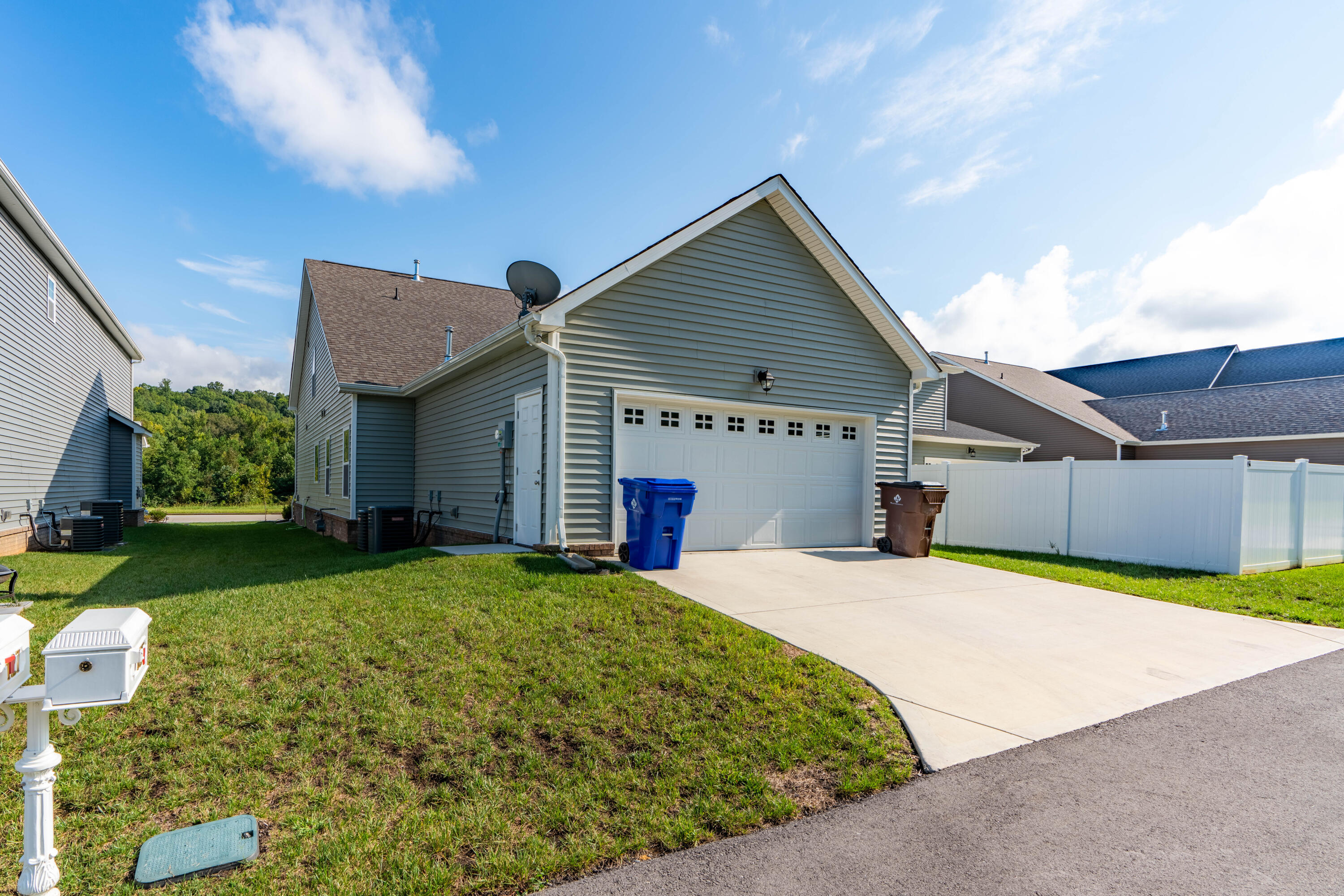 125 West Rarity Ridge Parkway, Unit LOT102A Oak Ridge, TN 37830 - Photo 24 of 44 2 car garage