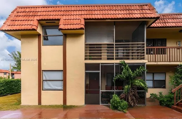 a view of entryway with a house