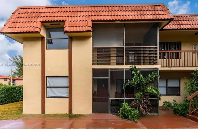 a view of entryway with a house