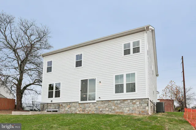 a view of a fountain in front of a building