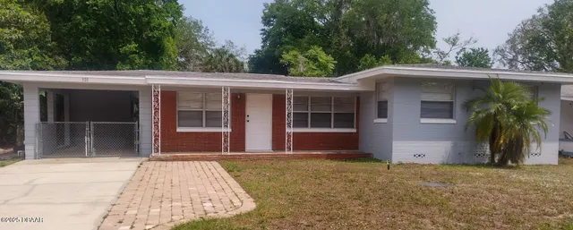 a front view of house with yard