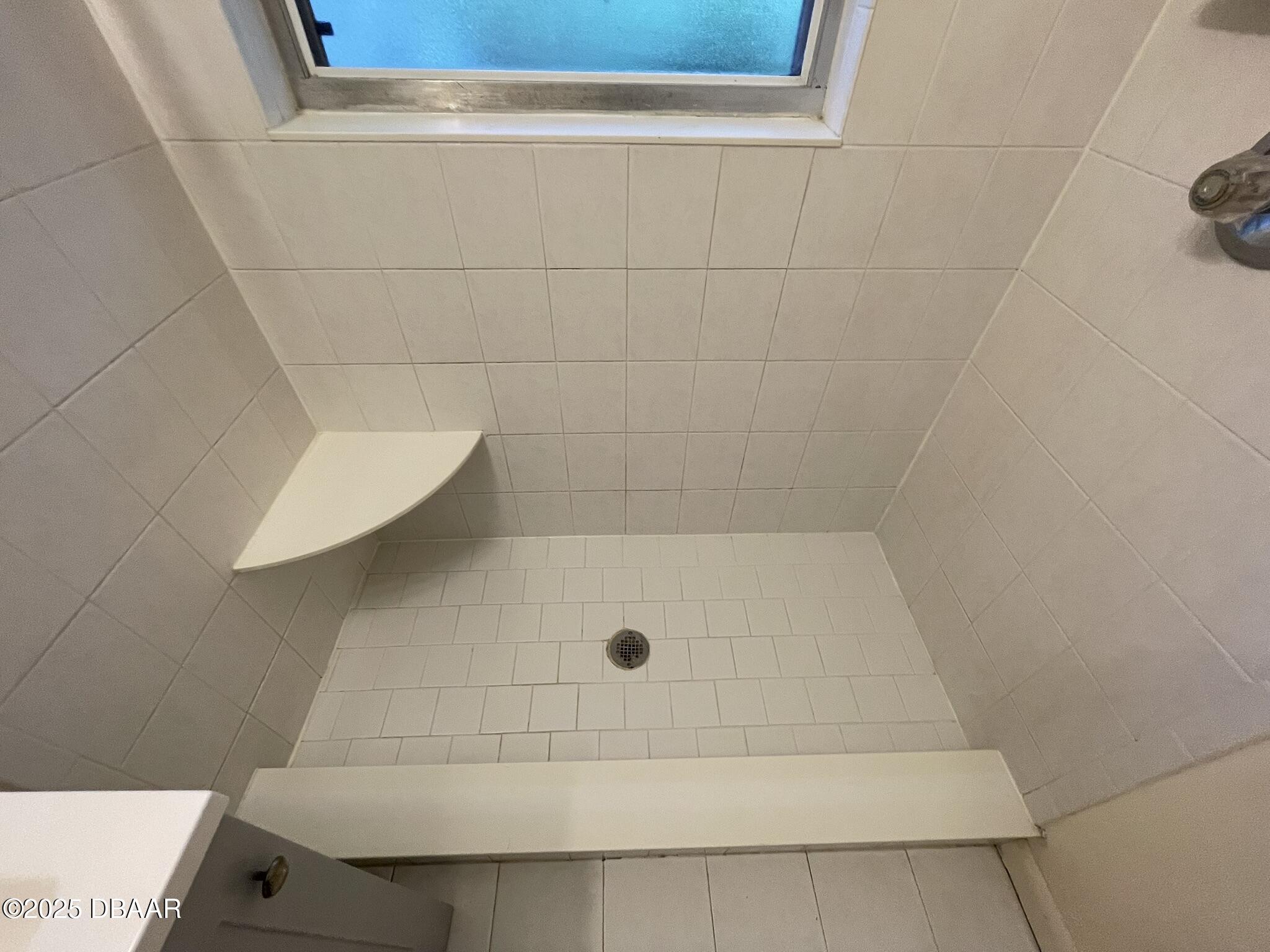 525 Tarragona Way Daytona Beach, FL 32114 - Photo 32 of 47 a bathroom with a tub