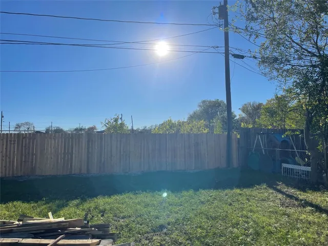 a view of a backyard