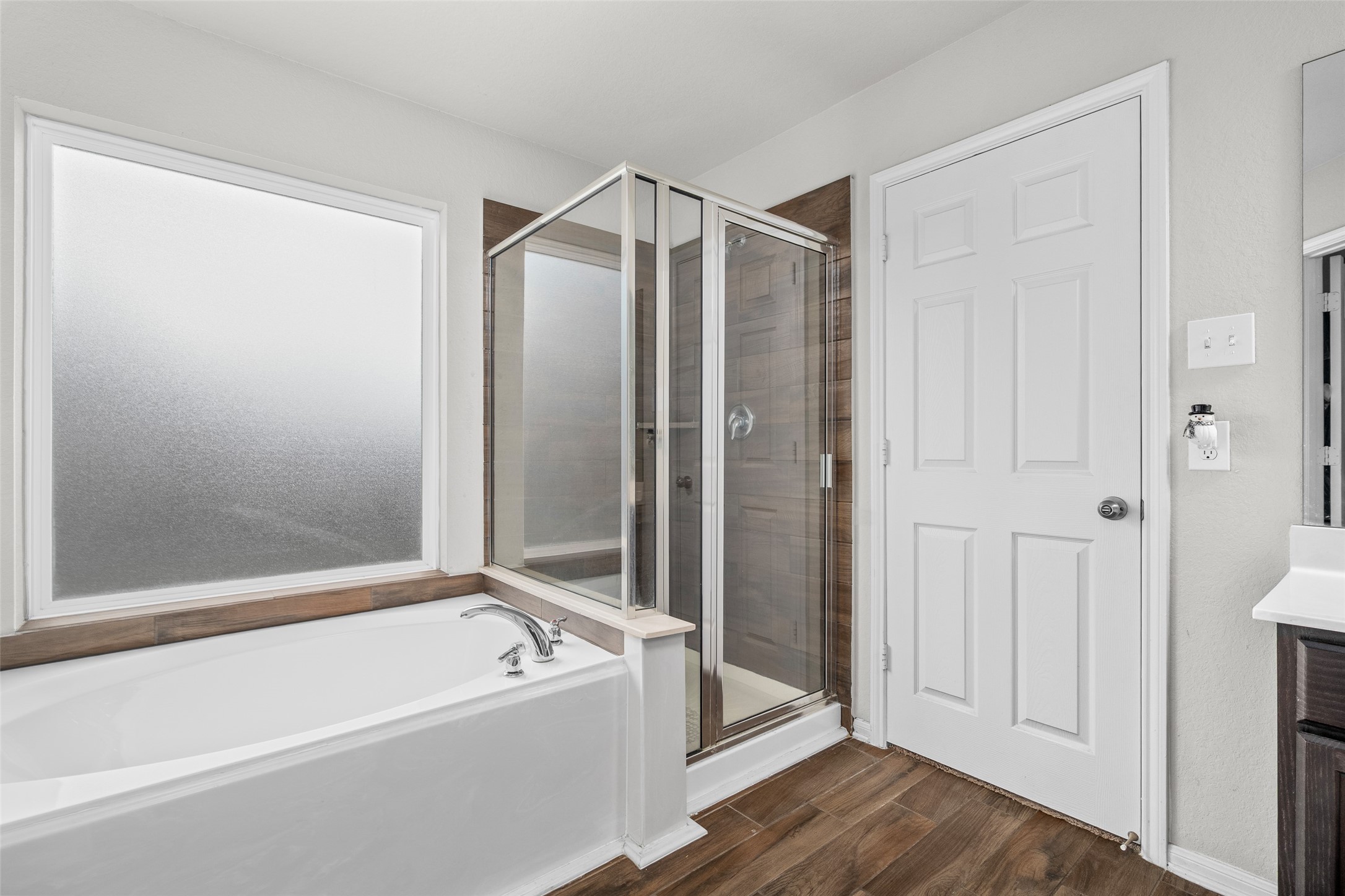 4518 Antero Court Rosenberg, TX 77471 - Photo 16 of 33 a bathroom with a bathtub and a shower