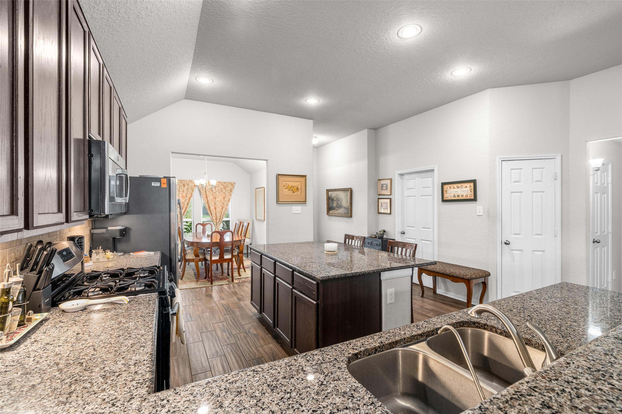 4518 Antero Court Rosenberg, TX 77471 - Photo 20 of 33 a kitchen with lots of counter top space