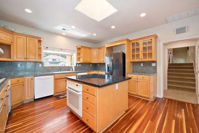 a view of a livingroom with furniture and a ceiling fan