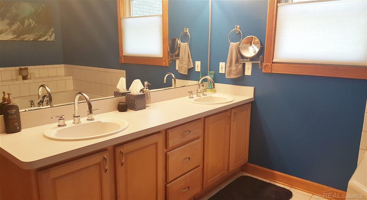 54123 County Line Road New Baltimore, MI 48047 - Photo 18 of 36