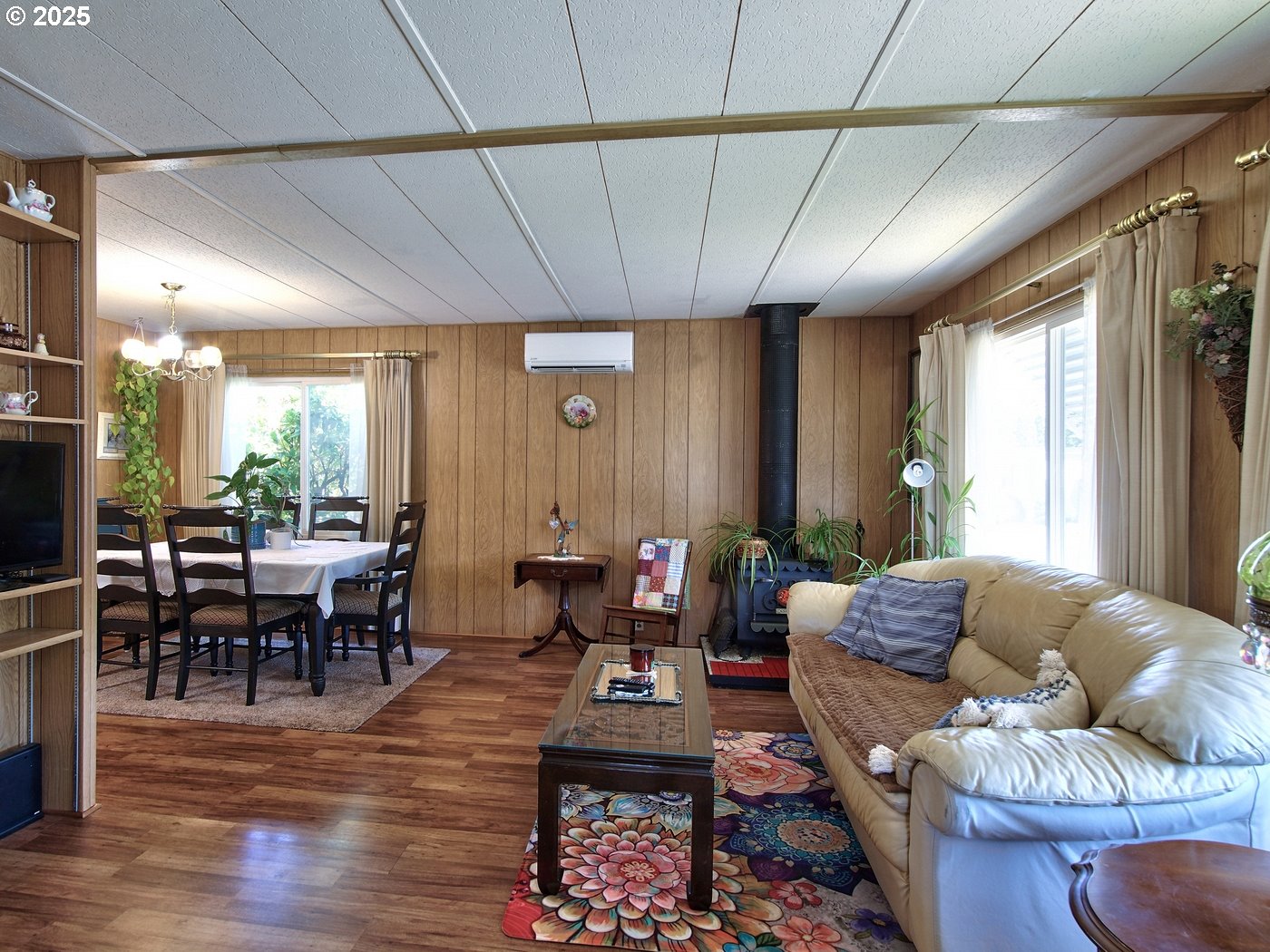 2681 Southeast River Road, Unit 44 Hillsboro, OR 97123 - Photo 14 of 47 a living room with furniture a wooden floor and next to a window