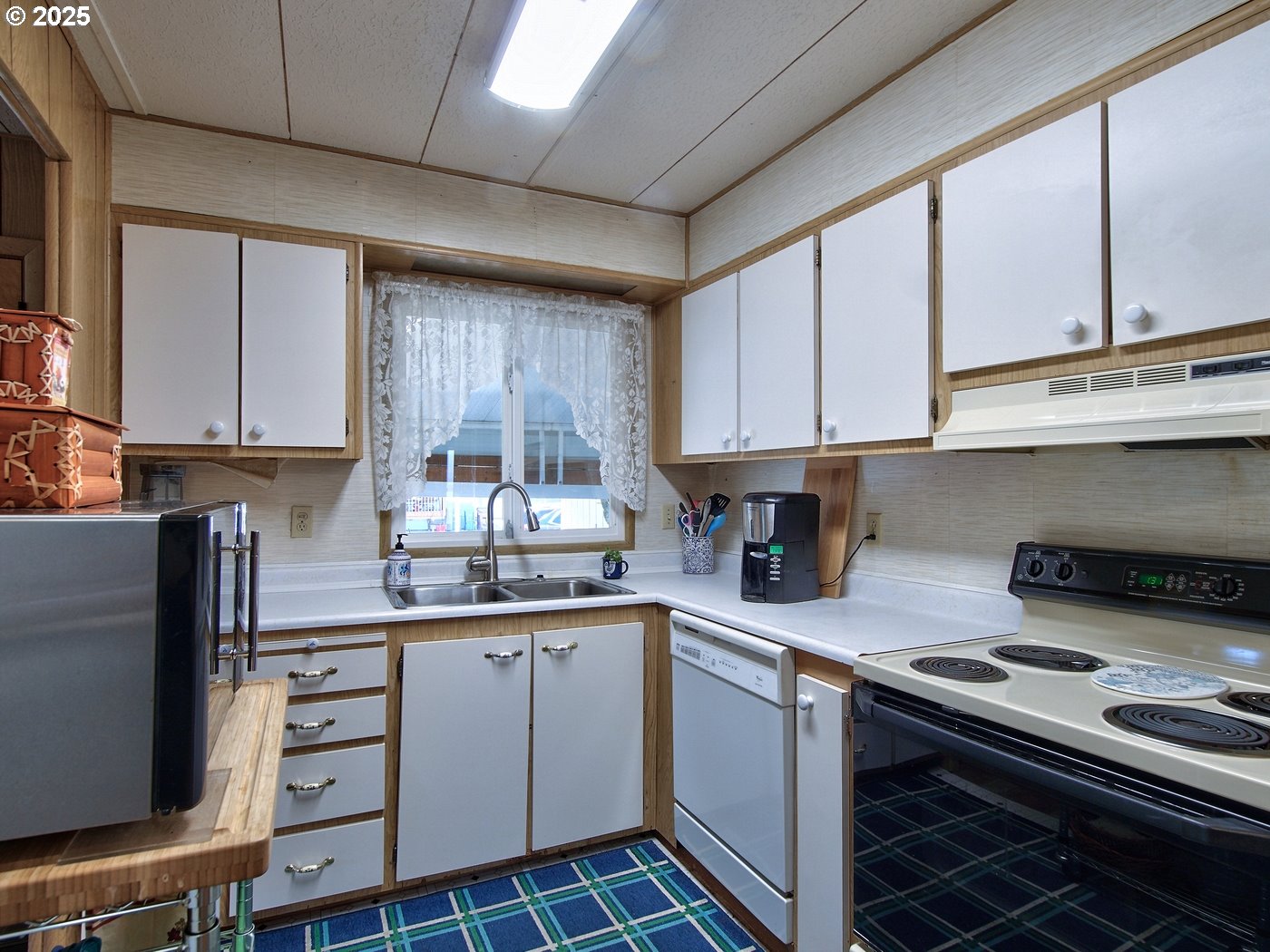 2681 Southeast River Road, Unit 44 Hillsboro, OR 97123 - Photo 3 of 47 a kitchen with a sink stove and cabinets
