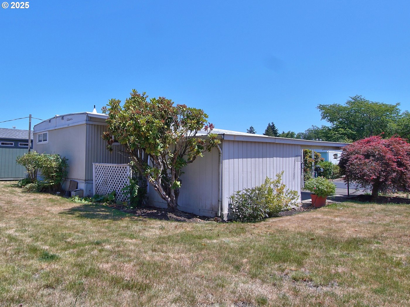 2681 Southeast River Road, Unit 44 Hillsboro, OR 97123 - Photo 43 of 47 a view of a garden
