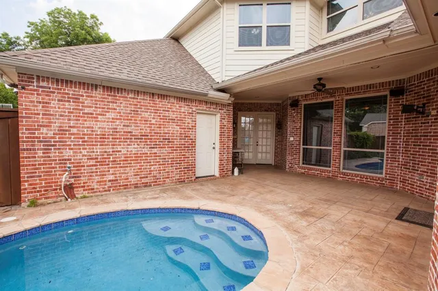 a view of backyard with blue space