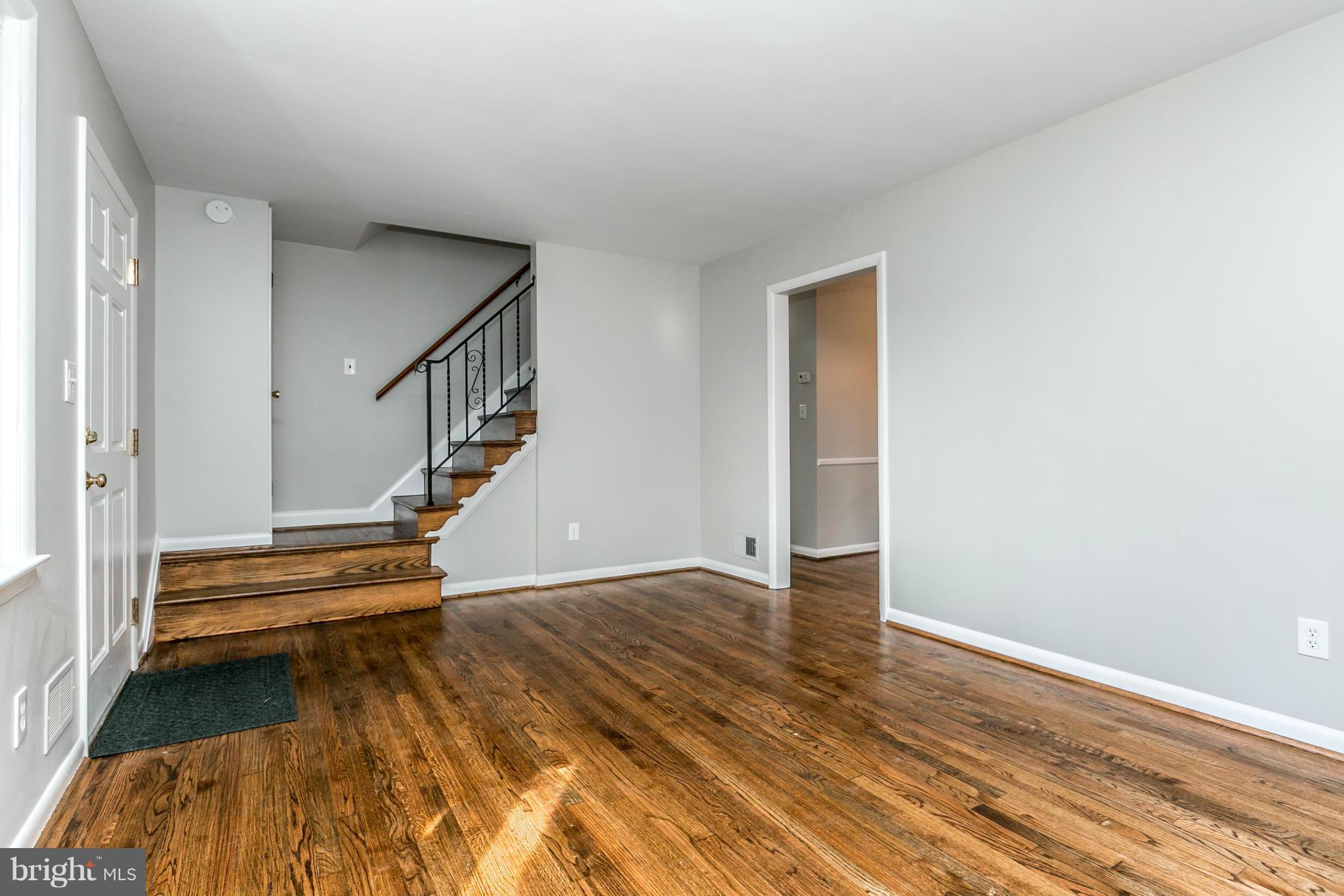 6652 Loch Hill Road Baltimore, MD 21239 - Photo 19 of 30 Living Room