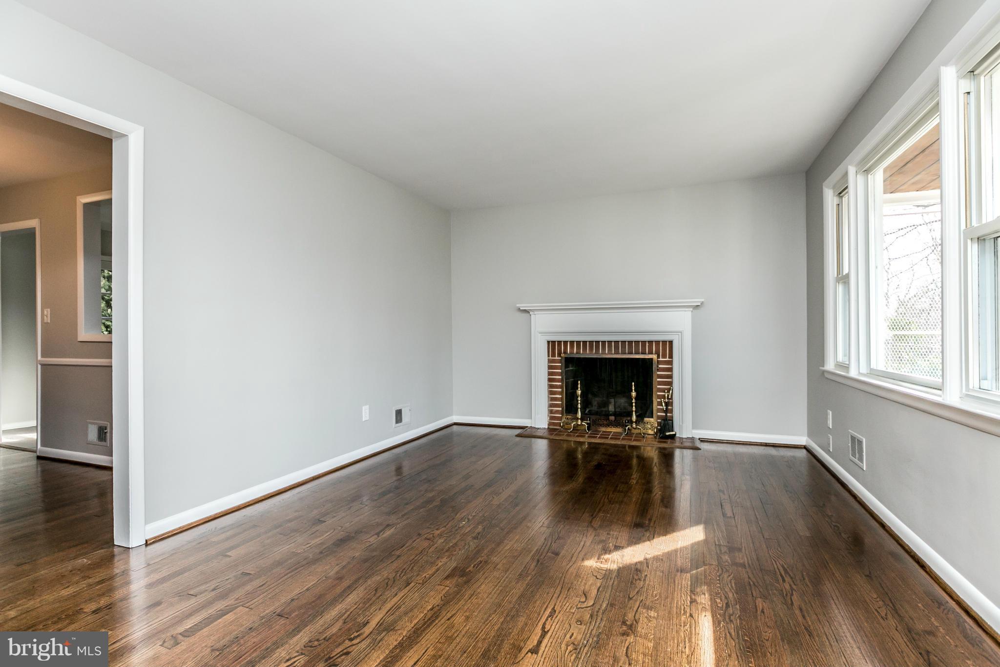 6652 Loch Hill Road Baltimore, MD 21239 - Photo 4 of 30 Living Room