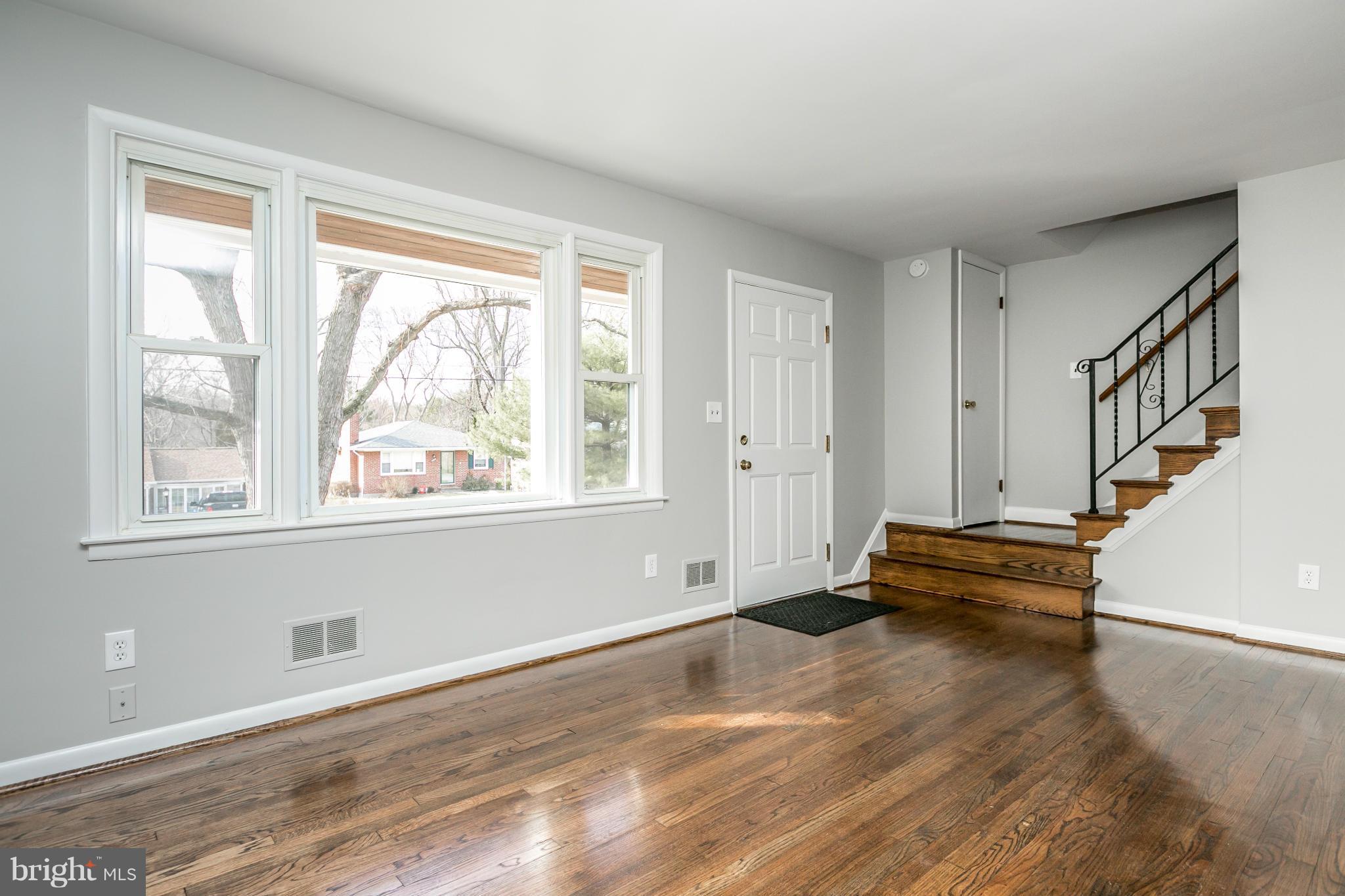 6652 Loch Hill Road Baltimore, MD 21239 - Photo 5 of 30 Living Room