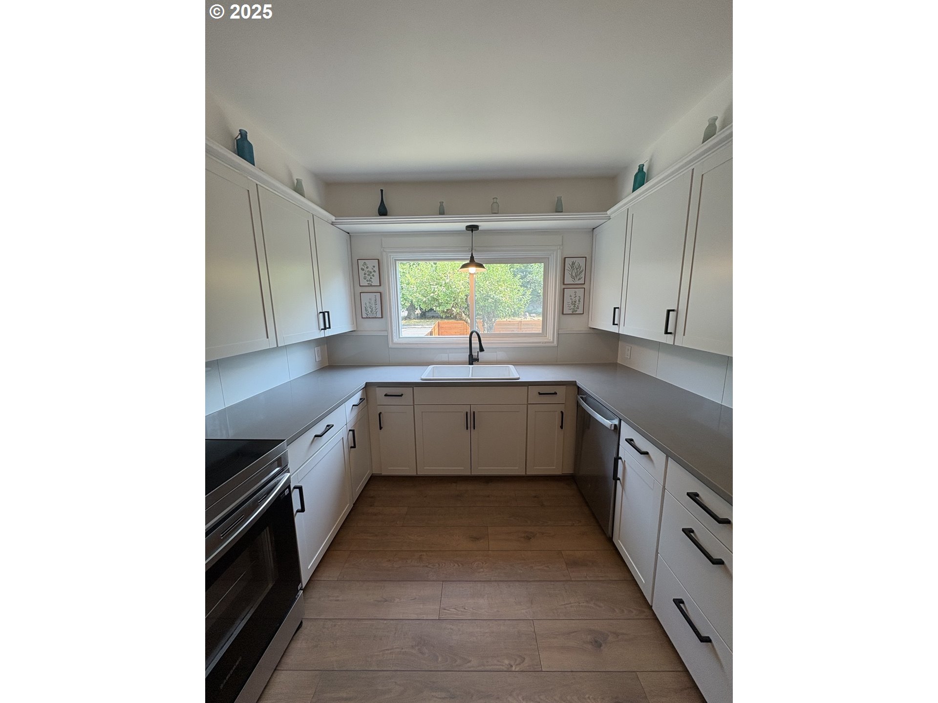 1510 Northwest Broadway Street Albany, OR 97321 - Photo 13 of 32 a large kitchen with a sink and cabinets