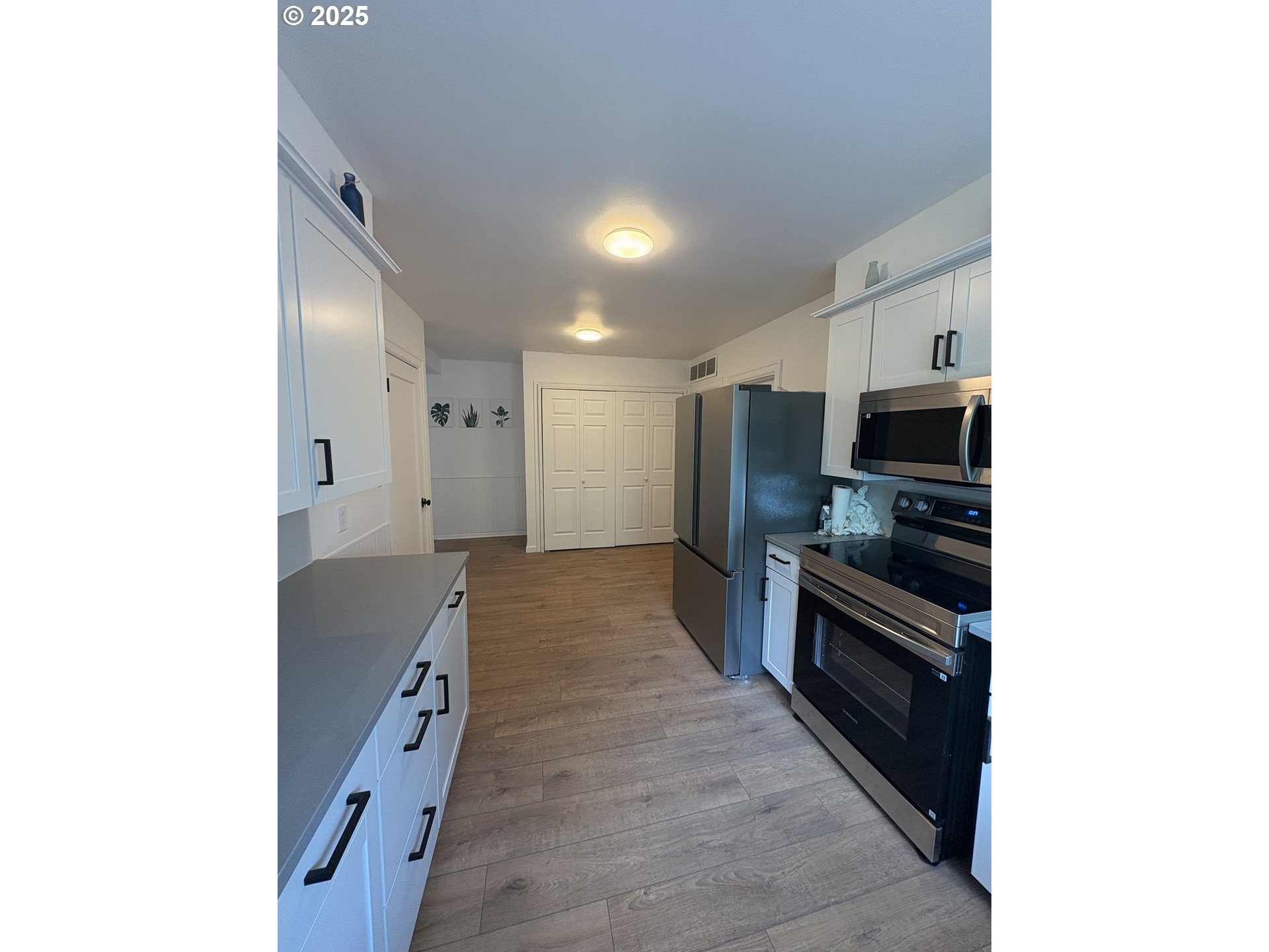 1510 Northwest Broadway Street Albany, OR 97321 - Photo 18 of 32 a large kitchen with stainless steel appliances kitchen island granite countertop a refrigerator and a sink
