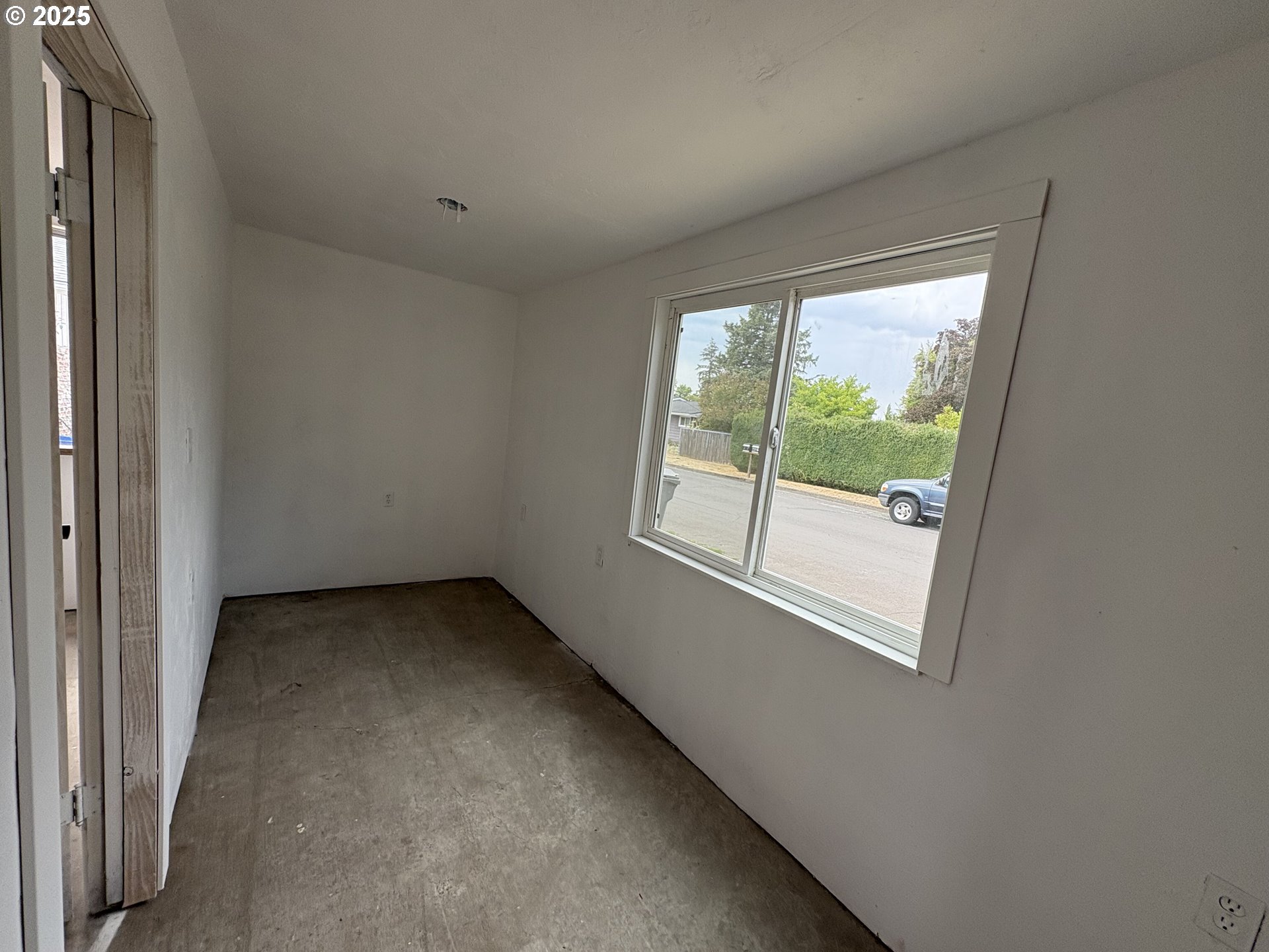 1510 Northwest Broadway Street Albany, OR 97321 - Photo 32 of 32 an empty room with a window
