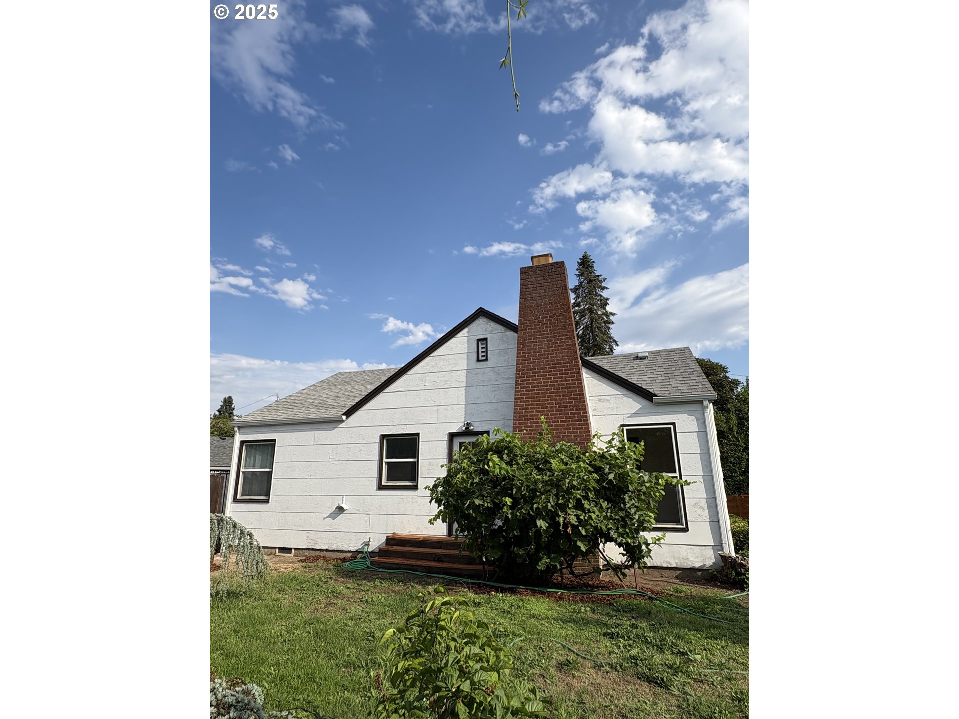1510 Northwest Broadway Street Albany, OR 97321 - Photo 5 of 32 a front view of a house with a yard
