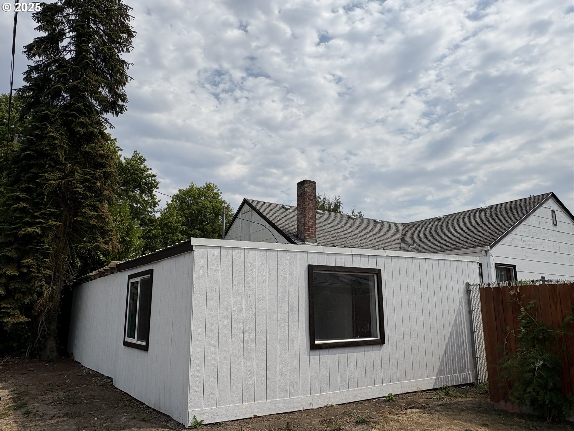 1510 Northwest Broadway Street Albany, OR 97321 - Photo 8 of 32 a front view of a house with windows