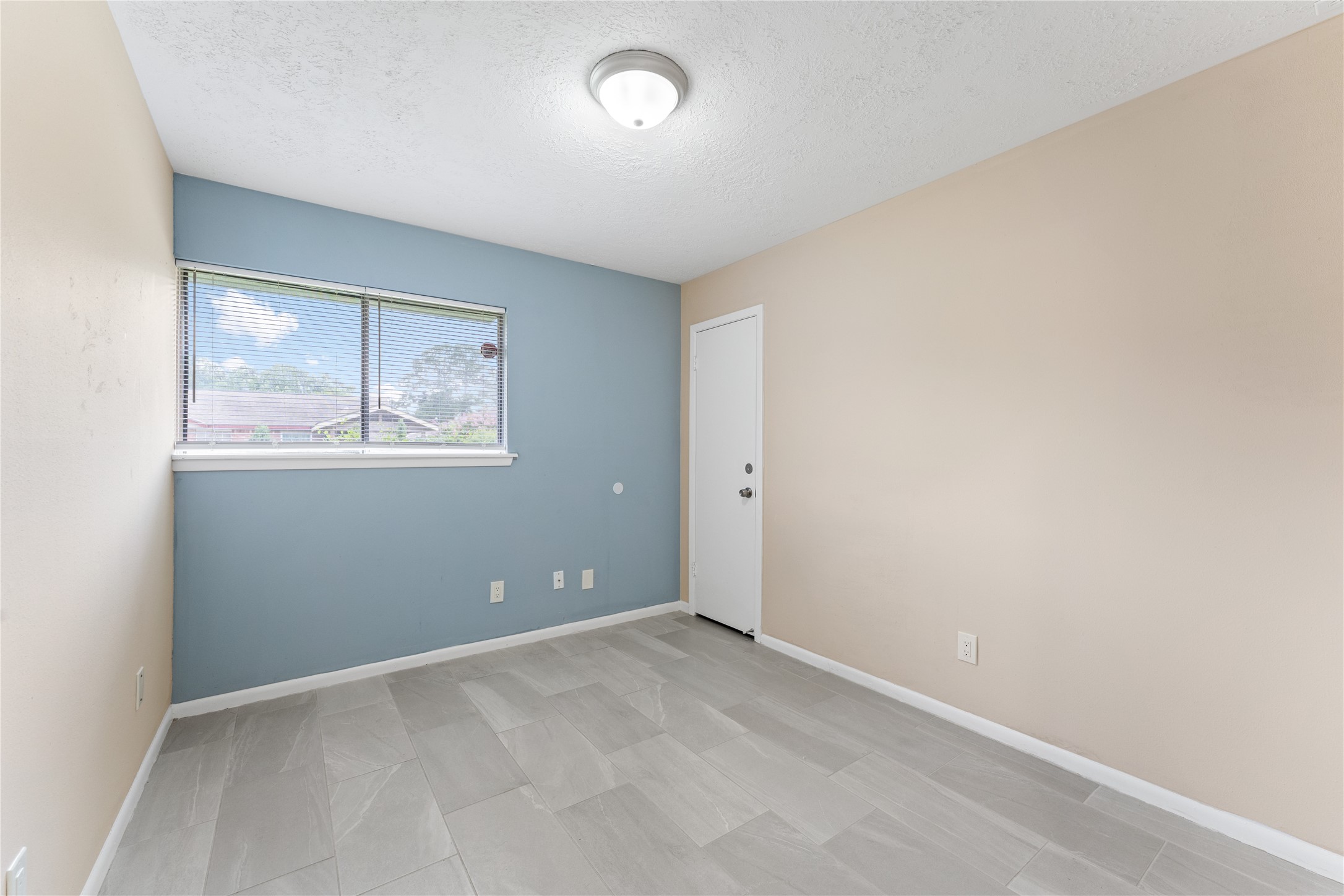 1431 Epsilon Street Pasadena, TX 77504 - Photo 15 of 21 an empty room with windows and closet