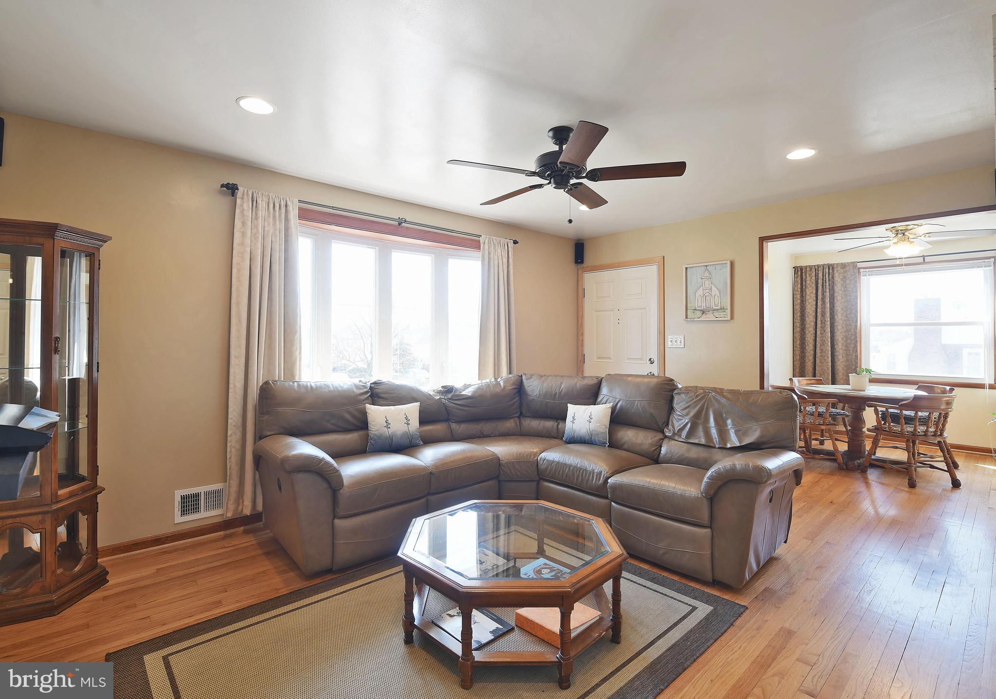 3224 Acton Road Baltimore, MD 21234 - Photo 9 of 27 Living room