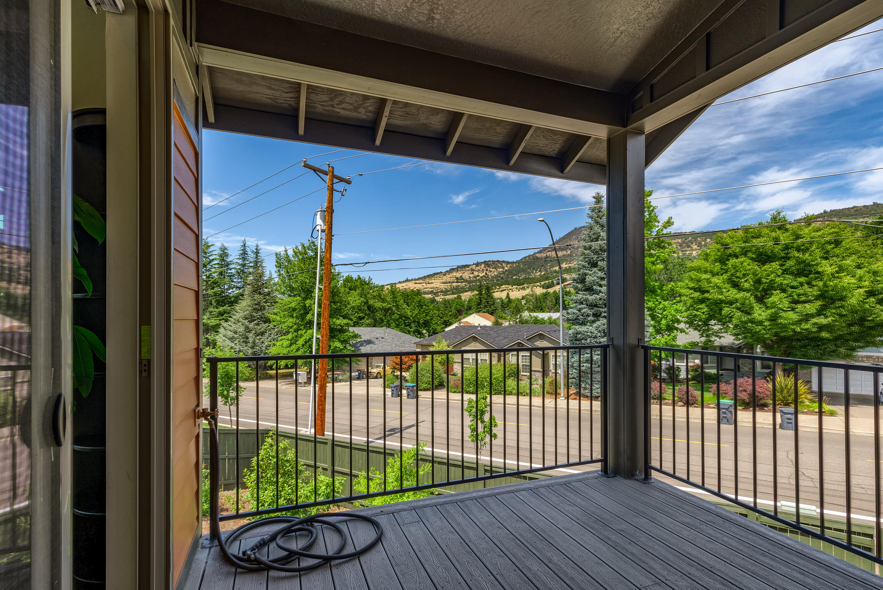 4762 Hillcrest Road Medford, OR 97504 - Photo 4 of 33 Gallery Image 4