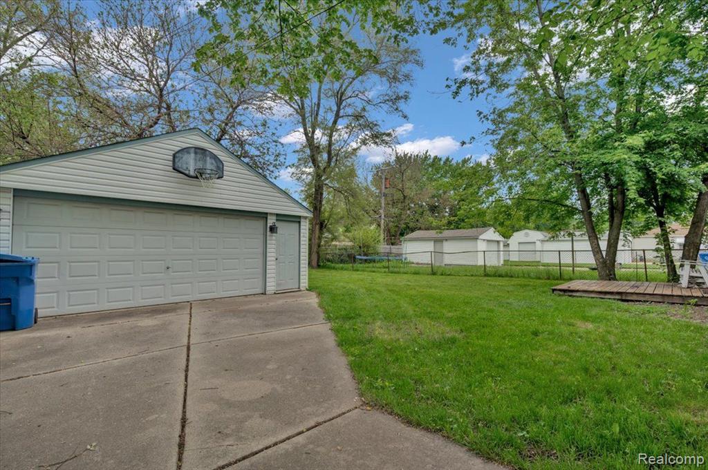 25107 Rosenbusch Boulevard Warren, MI 48089 - Photo 15 of 18