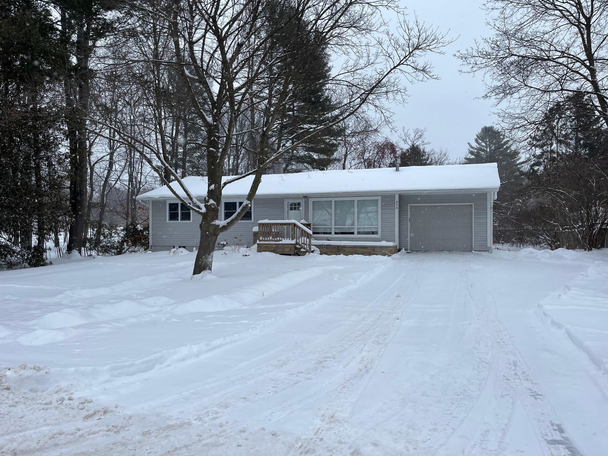 646 Sheridan Road Traverse City, MI 49686 - Photo 2 of 5 1918727-c06f971a-3c85-4fff-932f-9f3e586c7ea9.JPG