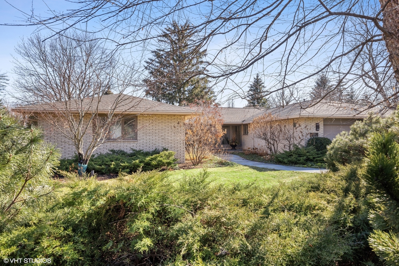 920 Pine Tree Lane Winnetka, IL 60093 - Photo 49 of 59 a view of a back yard of the house