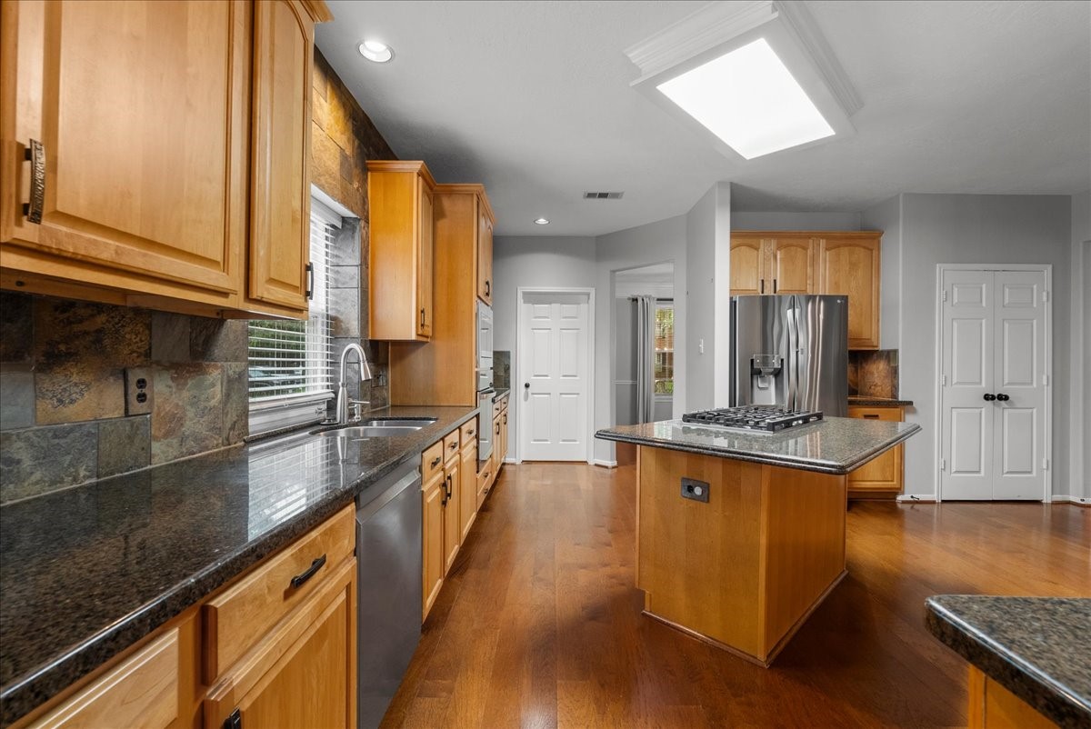 2876 Match Point Lane Friendswood, TX 77546 - Photo 10 of 45 The easy flow of this kitchen makes it a dream for entertaining or for preparing those evening meals.