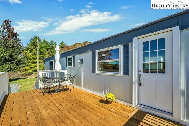 a view of back yard of the house