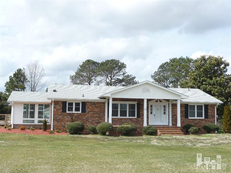 911 Hunter Road Clinton, NC 28328 - Photo 1 of 22 Primary Photo