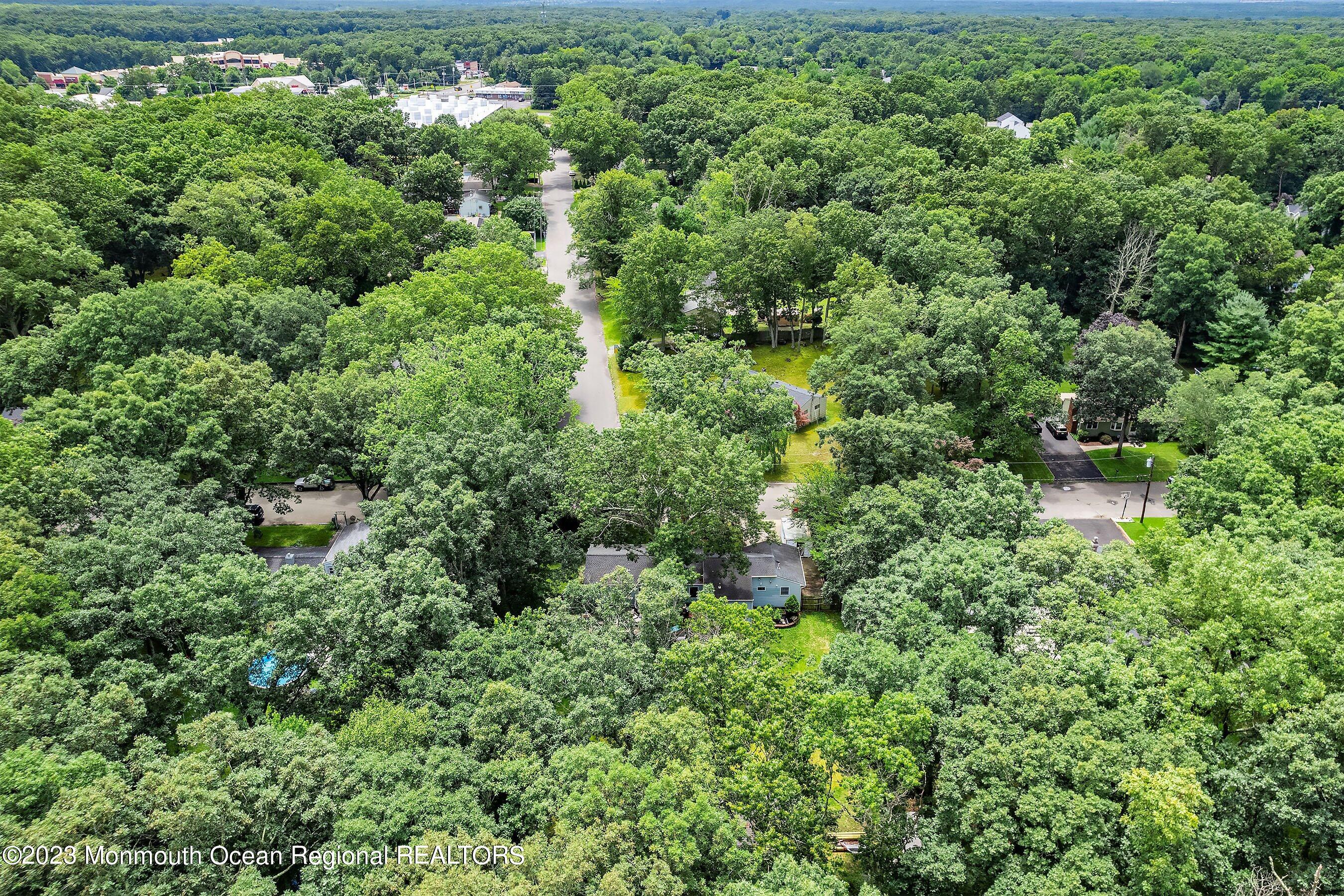 17 Murdock Place Jackson, NJ 08527 - Photo 30 of 34 an aerial view of residential house with outdoor space and trees all around