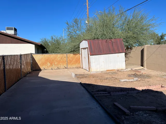 a view of a backyard