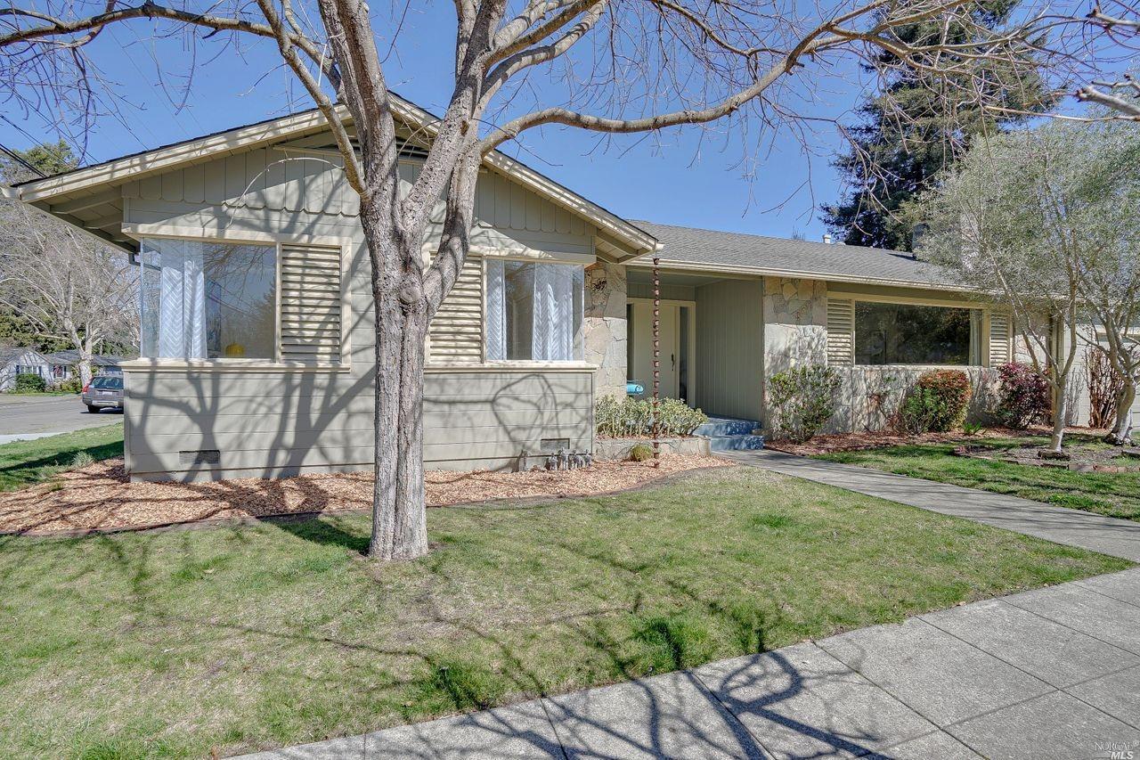 a view of a house with backyard