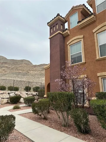 $1,650 | 3975 North Hualapai Way, Unit 142, Las Vegas, NV 89129