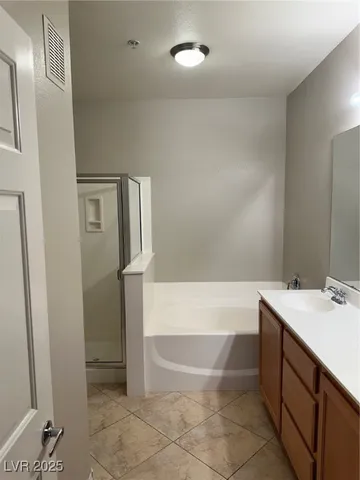 $1,650 | 3975 North Hualapai Way, Unit 142, Las Vegas, NV 89129