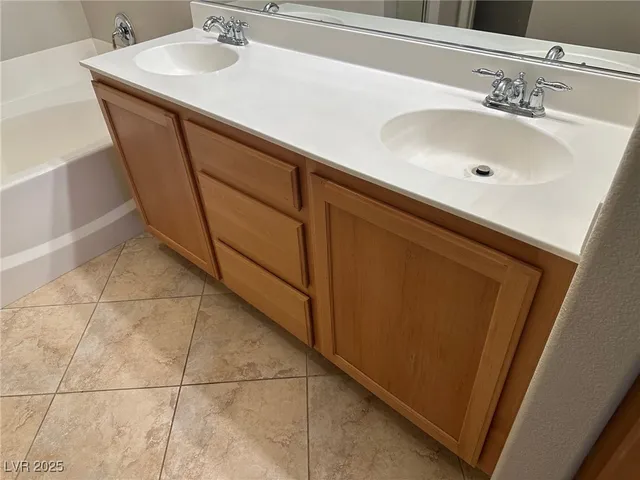 $1,650 | 3975 North Hualapai Way, Unit 142, Las Vegas, NV 89129