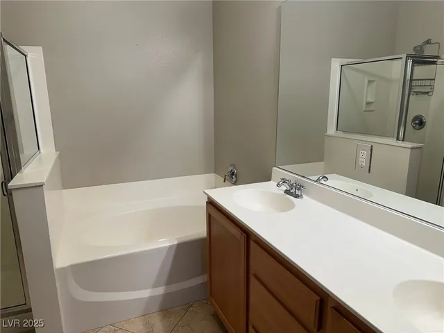 $1,650 | 3975 North Hualapai Way, Unit 142, Las Vegas, NV 89129